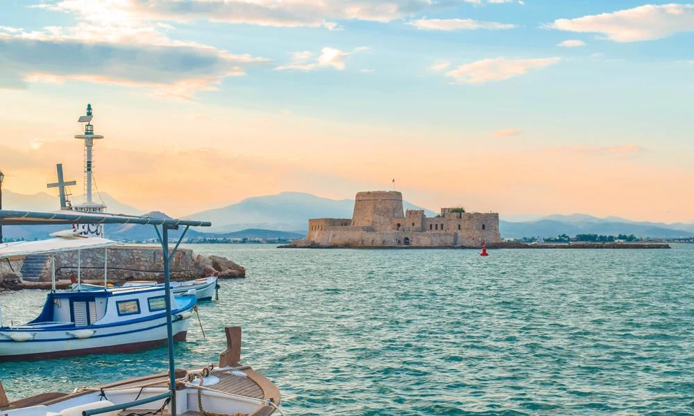 Ναύπλιο: Επιχειρηματίας έπεσε στη θάλασσα λόγω προστίμου για κορονοϊό